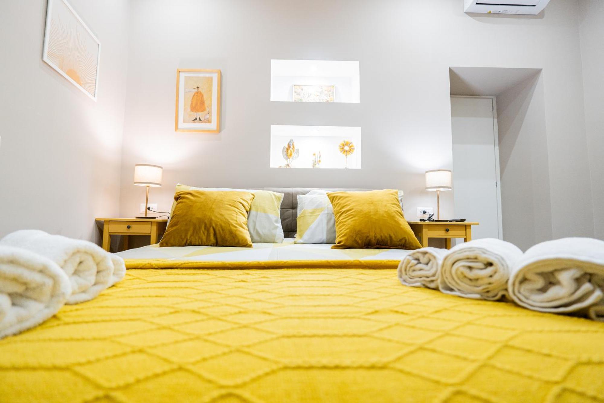 La Casa Di Bianca - Modern Suites Near Plebiscito نابولي المظهر الخارجي الصورة
