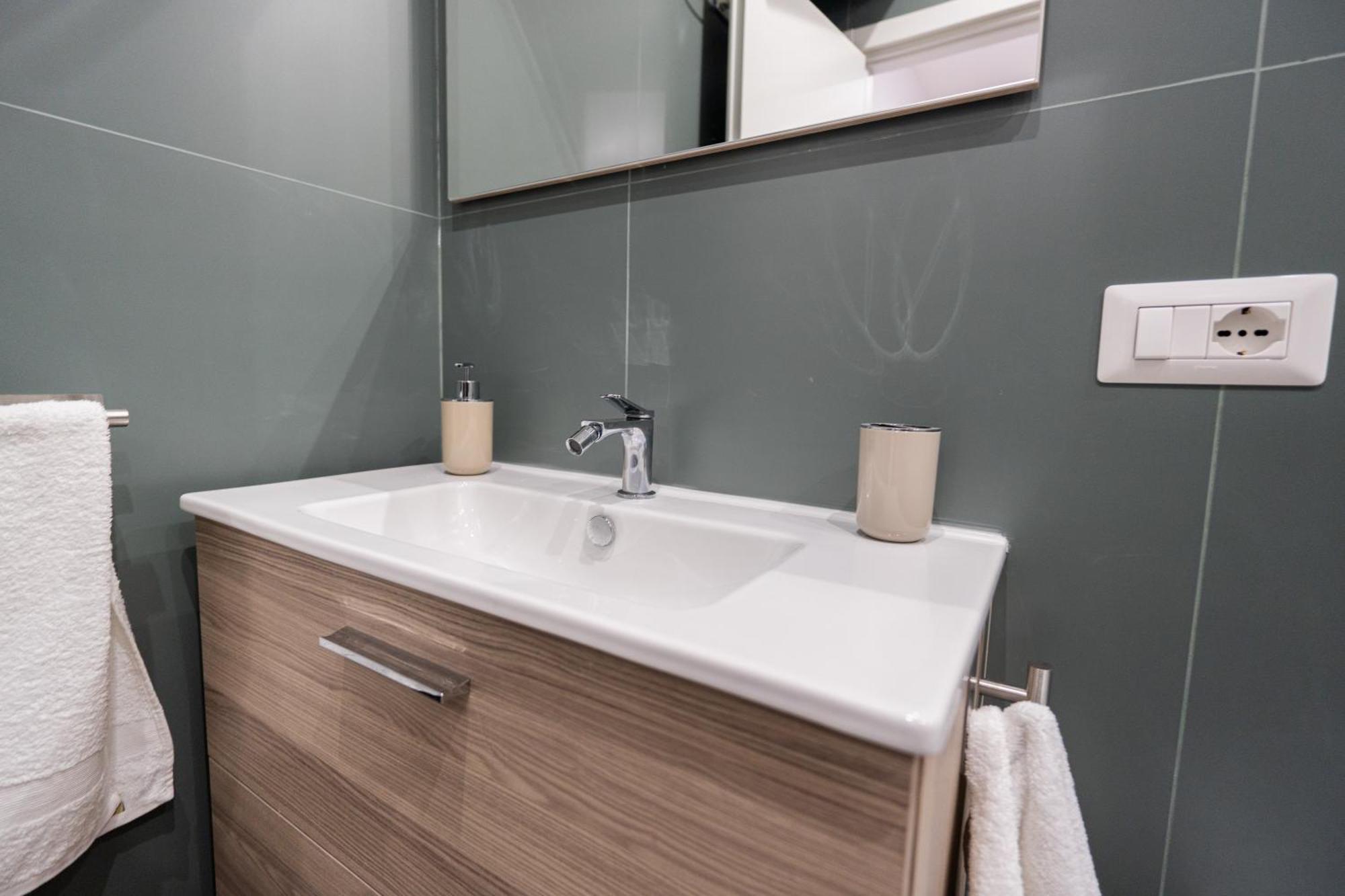 La Casa Di Bianca - Modern Suites Near Plebiscito نابولي المظهر الخارجي الصورة