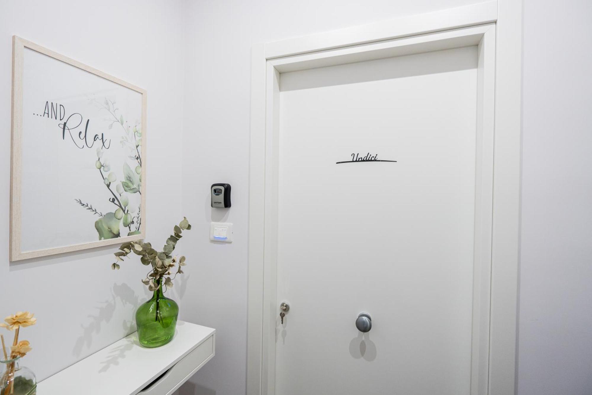 La Casa Di Bianca - Modern Suites Near Plebiscito نابولي المظهر الخارجي الصورة